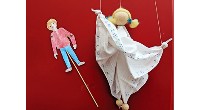 zwei Figuren: Stabpuppe (Junge aus Papier) und Marionette mit einem Körper aus einem Taschentuch.