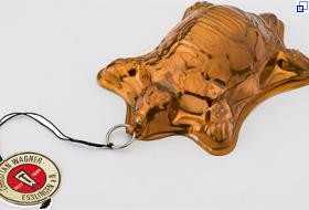Backform aus Kupfer in Form einer Schildkröte. Sie hat ein Firmenschildchen der Firma Christian Wagner angehängt. Foto: Michael Saile