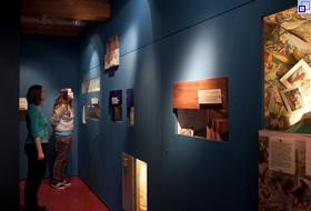 Foto: Daniela Wolf. Im J. F. Schreiber-Museum: Zwei Besucherinnen betrachten eine kleine Vitrine.