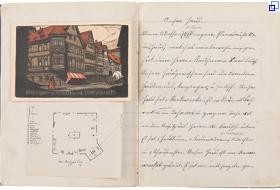 Foto: Michael Saile. Doppelseite aus dem Erinnerungsbüchlein mit einer eingeklebten Postkarte, einem gezeichneten Grundriss eines Zimmers  und handgeschriebenem Text.