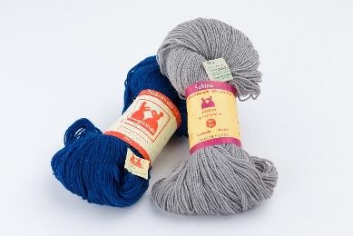 Zwei Knäuel Esslinger Wolle in Blau und Grau.