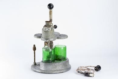Gerät aus Metall mit grünen Glaseinsatz