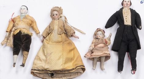 Vier alte Puppen.