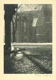 Alte Fotografie: Im Winter mit etwas Schnee: Blick aus einer Straße über den Marktplatz auf die Stadtkirche