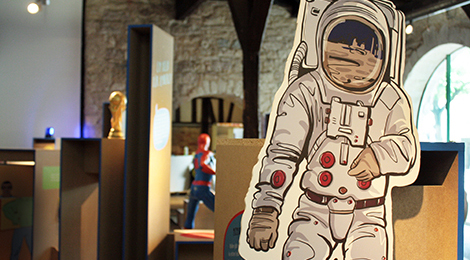 Ausstellungsraum. Im Vordergrund die Pappfigur eines Astronauten.