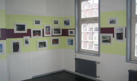 Ausstellungsraum mit zahlreichen Fotografien.