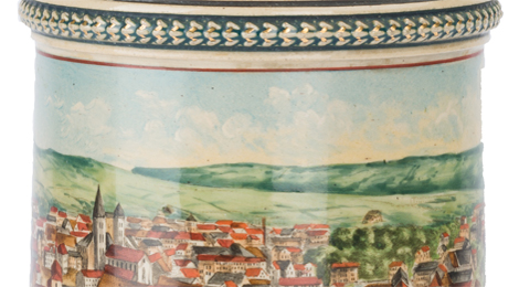 Ausschnitt aus einem Foto: Alter Bierkrug mit gemalter Stadtansicht von Esslingen.
