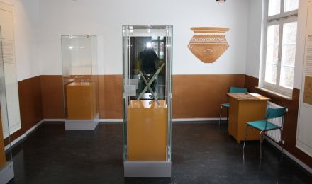 Ausstellungsbereich Urnenfelderzeit: In einer Vitrine befinden sich zwei Bronze-Schwerter.