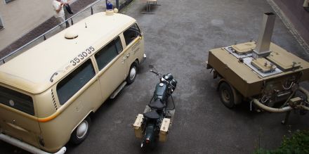 Fahrzeuge des DRK, eta 1960 bis 1970: VW-Bus, Motorrad, Gulaschkanone.