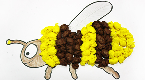 Bild von einer Biene. Kopf, Beine und Flügel sind aufgemalt, der Körper besteht aus kleinen aufgeklebten Papierkugeln.