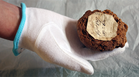 Ein nur handtellergroßes Brot aus dem Hungerjahr 1817. Heimatmuseum Reutlingen.