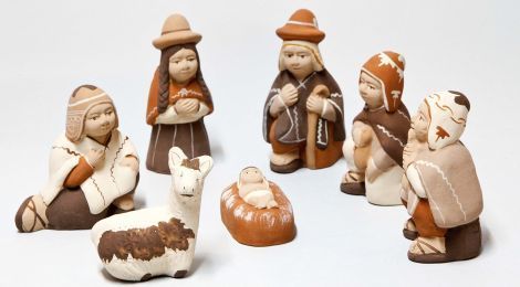 Moderne Krippe aus den Anden. Die Figuren in Landestracht sind aus Ton gebildet. Statt Ochs und Esel sitzt ein Lama neben dem Jesuskind.