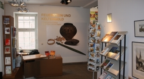 Der Eingangsbereich des Stadtmuseums mit Kassenbereich und Teilen des Museumsshops. Angeboten werden in diesem Bereich Postkarten, Grafiken und Bücher.
