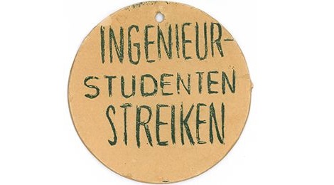 Ausstellungsobjekt: EIn Bierdeckel mit der handschriftlichen Beschriftung "Ingenieurstudenten streiken".