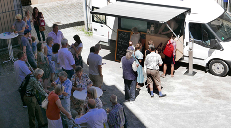 Besucher:innen stehen im Hof des Stadtmuseums an einem "Food-Truck" an.