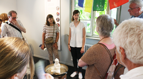 Bei einem Rundgang: Personen in der Ausstellung.