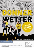Plakat der Ausstellung: Fröhliche Familie in Regenkleidung, darüber ein gezeichneter Wirbelsturm.