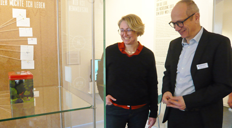Kulturamtsleiterin Alexa Heyder und Museumsleiter Hansjörg Albrecht stehen neben einer Vitrine.