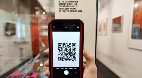 Ein Smartphone mit einem QR-Code auf dem Display.