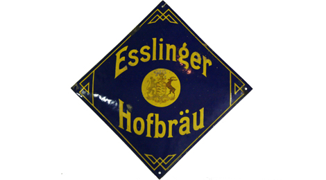 Werbeschild in Form eines auf der Spitze stehenden Quadrats mit der Aufschrift „Esslinger Hofbräu“. Es ist um das Jahr 1900 entstanden.