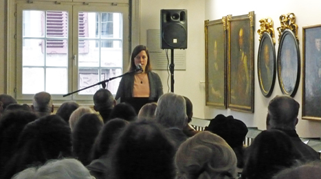 Kuratorin Christiane Benecke erläutert die Ausstellung bei er Eröffnung.