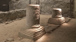 Im Museum St. Dionys: Ausgrabungen, im Vordergrund zwei Säulenstümpfe.
