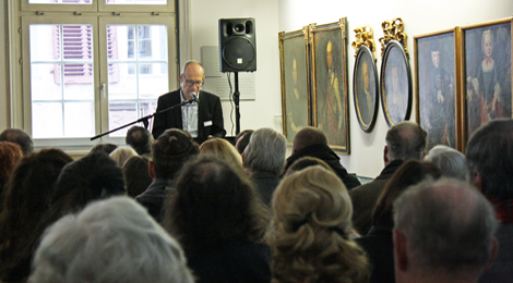 Museumsleiter Hansjörg Albrecht spricht bei der Eröffnung im Patrizierzimmer.