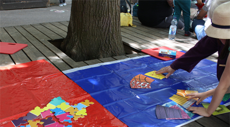 Zwei Personen sortieren karten mit farbigen Mustern.