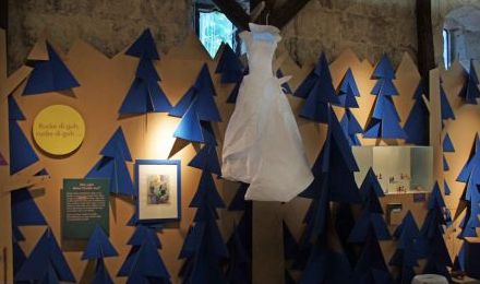 Ausstellungsraum, Bereich des Märchens "Aschenputtel". Hoch oben an der Wand hängt ein Prinzessinenkleid aus Papier.