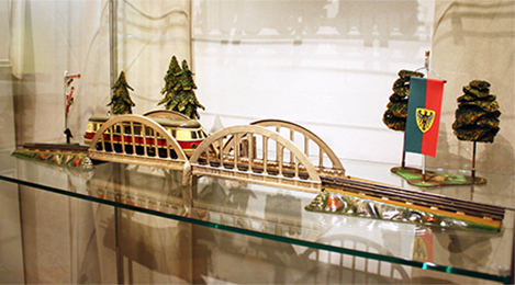 Modelleisenbahnbrücke.