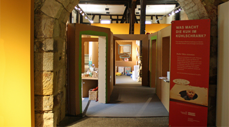 Der Ausstellungseingang: Von einem Gang aus sind verschiedene Räume zugänglich.