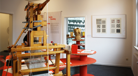 Ausstellungsraum, im Vordergrund das Holzmodell eines Jacquard-Webstuhls
