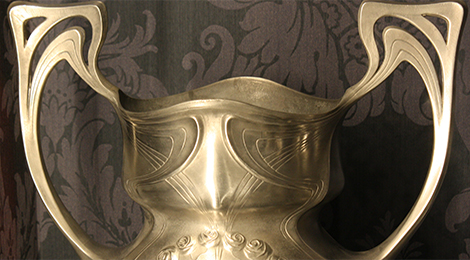 Im sogenannten Silberkabinett: Detailfoto einer Jugendstil-Vase mit zwei großen geschwungenen Henkeln.