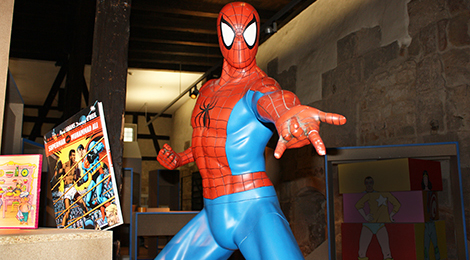 Ausstellungsraum: Im Vordergrund steht eine überlebensgroße Figur von "Spiderman".