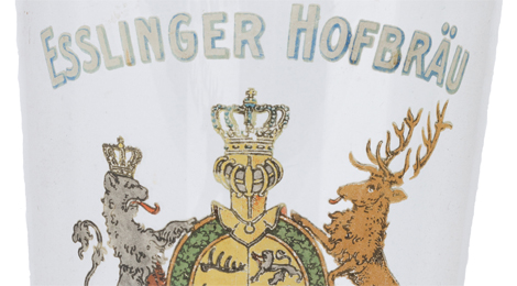 Bierglas mit Dekoration: Beschriftung Esslinger Hofbräu und Teil eines Wappens.