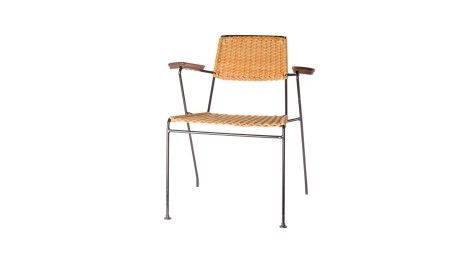 Filigraner, minimalistisch gestalteter Stuhl mit klaren Linien. Die Materialien sind Metallrohre und Korbgeflecht. 