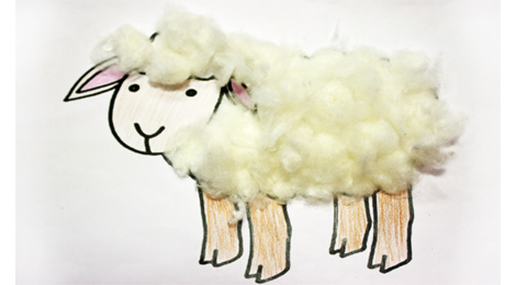 Bild von einem Schaf. Kopf und Beine sind aufgemalt, der Körper besteht aus flauschiger, aufgeklebter Wolle.
