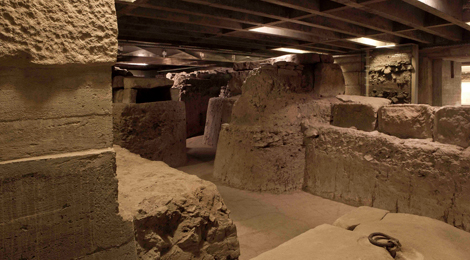 Im Museum Sankt Dionys: Ausgegrabene Fundamente und Mauerreste.