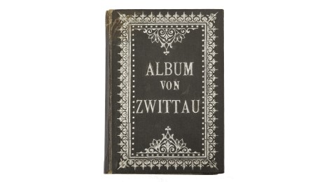 Vorderseite eines Fotoalbums. Es ist mit "Album von Zwittau" in einem reich verzierten Rahmen beschriftet.