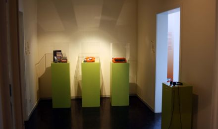 Eingagsbereich der Ausstellung. Ausgestellt sind ein Kassettenrekorder, ein Wählscheibentelefon und eine mechanische Schreibmaschine.