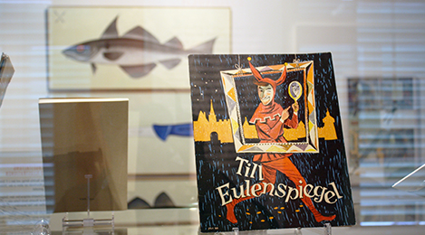 In einer Vitrine: Kinderbuch "Till Eulenspiegel" mit dem Titelbild, das Koschinski entworfen hat.