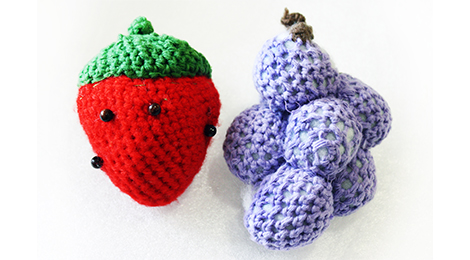 gehäkelte Früchte: Erdbeere und Weintrauben