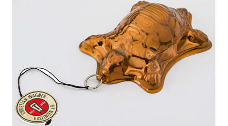 Backform aus Kupfer in Form einer Schildkröte. Sie hat ein Firmenschildchen der Firma Christian Wagner angehängt. Foto: Michael Saile