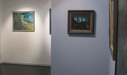Ausstellungsraum mit zwei Gemälden.