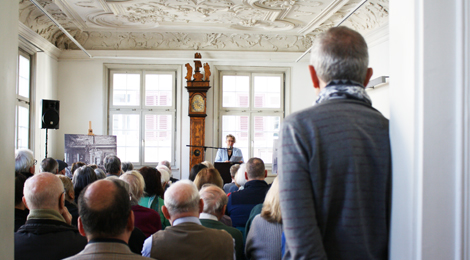 Viele Besucherinnen und Besucher sitzen bei der Eröffnung im Patrizierzimmer.