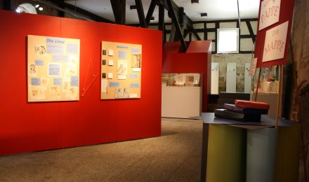 Ausstellungsraum mit Schautafeln zum Thema "Zeichnen" und Beispiele für das Thema "Von der Pppe zur Mappe".