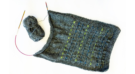 Ein angefangenes Strickzeug: Schal mit kleinem Muster.
