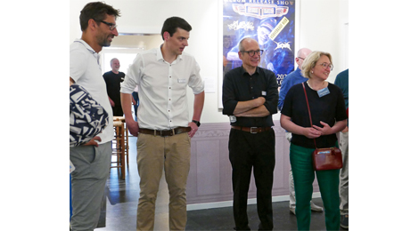 In einem Ausstellungsraum stehen OB Matthias Klopfer, Ausstellungskurator Kai Engelmann, Museumsleiter Hansjörg Albrecht und Kulturamtsleiterin Alexa Heyder.