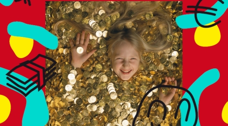 Motivbild: Ein lachendes kleines Mädchen "badet" in unzähligen Münzen.