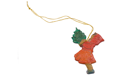 Laubsägearbeit aus Holz: Bunt bemalter Anhänger in Form einen Kindes, das einen kleinen Christbaum hält.